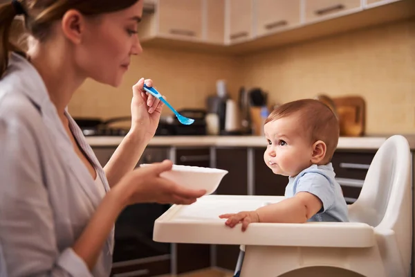 Attento bambino ragazzo ascoltando sua madre — Foto Stock