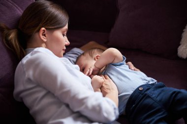 Rahatlamış küçük çocuk sağlıklı yemeğinin tadını çıkarıyor.