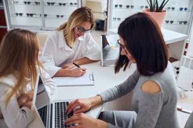 Göz hekimliği merkezindeki uzman doktorla diyalog kuran güzel, zarif bir göz doktoru.