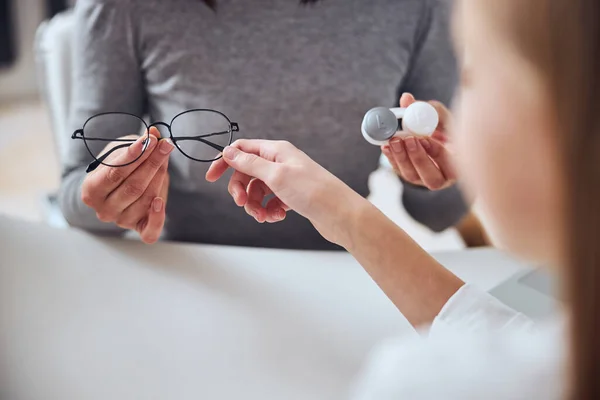 Imagen enfocada de niño femenino dando prefieren gafas con estilo que lente — Foto de Stock