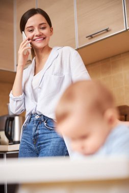 Memnuniyet duyan bir kadının evde olması.