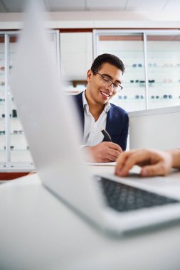 Gözlük reçetesini tükenmez kalemle tamamlayan istemci