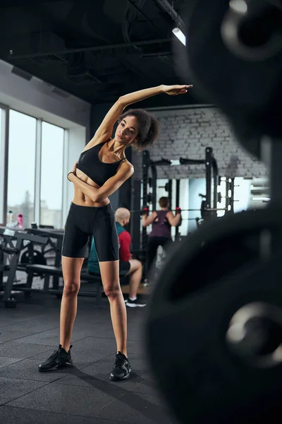 Geconcentreerde vrouw doet oefeningen voor haar flexibiliteit — Stockfoto