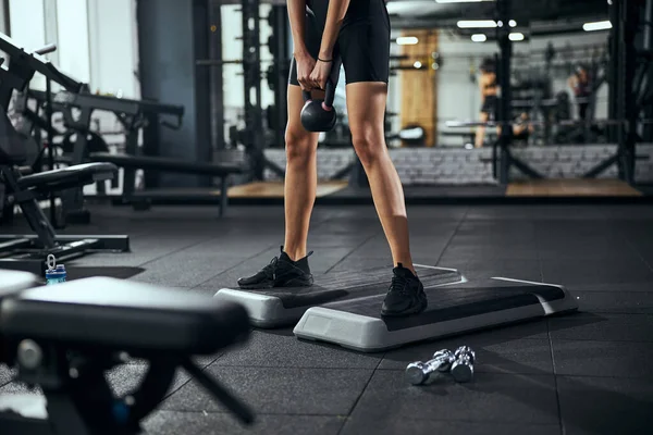 Närbild av kvinnliga gör sport på gymmet — Stockfoto