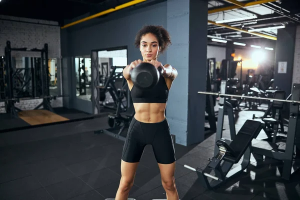 Deportista competente haciendo ejercicio en el gimnasio — Foto de Stock