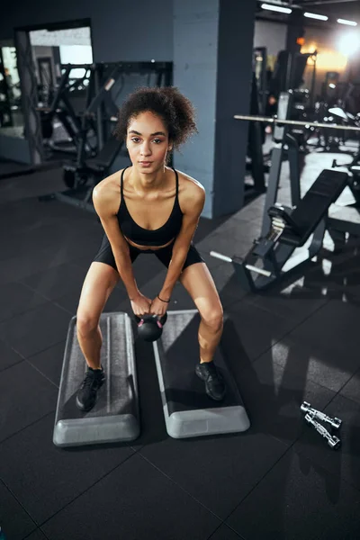 Ağır ağırlık egzersizleri yapan profesyonel antrenör.