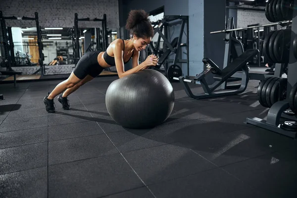 Eğitimde dengeyi sağlayan konsantre genç bir kadın.