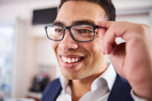 Sorridente compiaciuto acquirente maschile in occhiali alla moda — Foto Stock