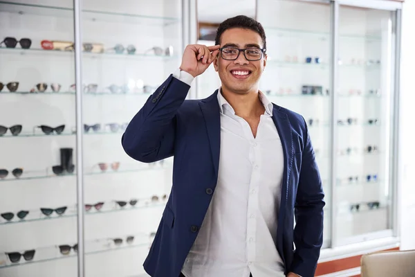 Mann mit Brille posiert für die Kamera — Stockfoto