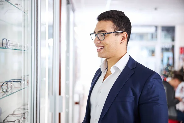 Kunde wählt eine neue Brille — Stockfoto