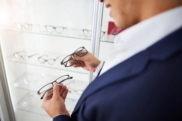 Mężczyzna patrząc na modne okulary w jego rękach — Zdjęcie stockowe