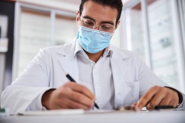 Ofisinde çalışan odaklanmış göz doktoru.