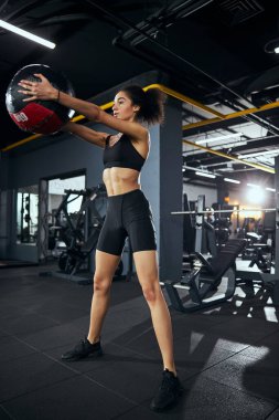 Genç aktif kadın dengeleme egzersizleri yapıyor.