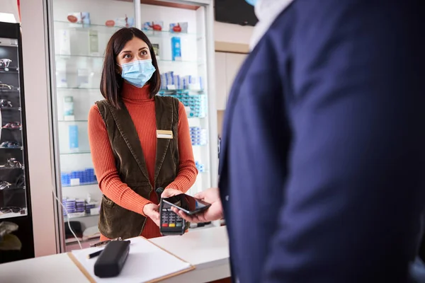 Man doet een contactloze betaling in de winkel — Stockfoto