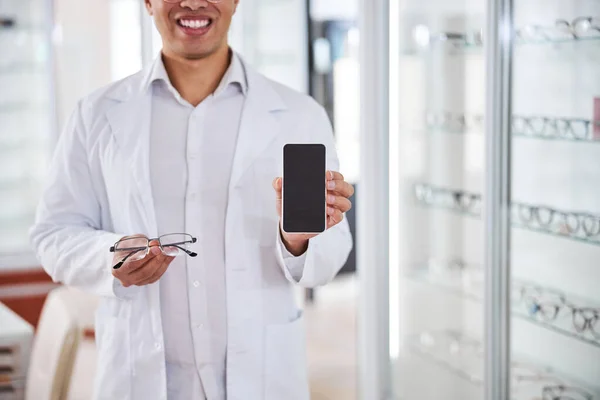 Optische dispenser met een nieuwe bril — Stockfoto