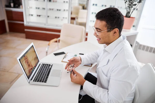 Specialista di visione amichevole che offre una consulenza online a un paziente — Foto Stock