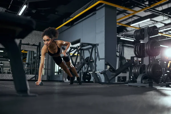 Serieuze vrouwelijke persoon doet haar dagelijkse training — Stockfoto