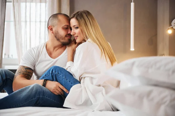 Bedachtzame mooie dame en haar man zit in een slaapkamer — Stockfoto