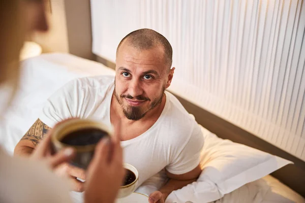 Zufriedener Mann trinkt Kaffee mit Ehefrau — Stockfoto