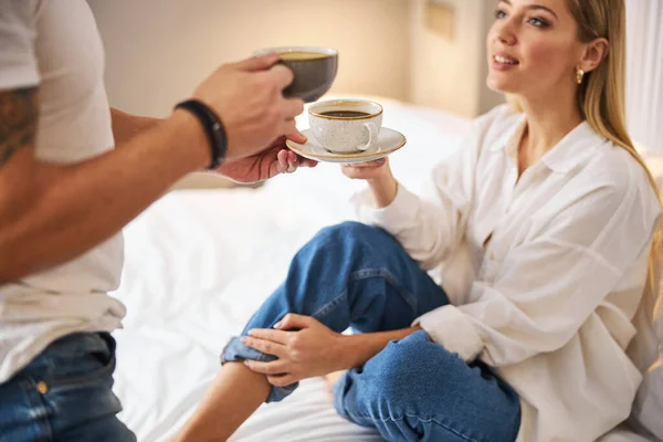 Mujer recibiendo su café servido en la cama — Foto de Stock