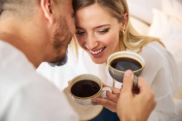 一对浪漫的情侣，两杯美式咖啡 — 图库照片