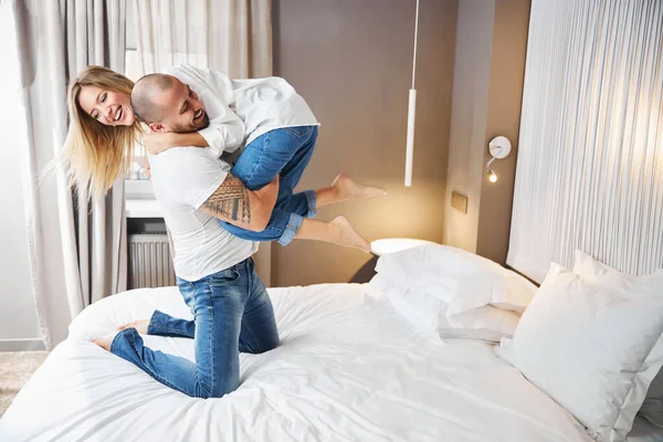 여자와 그의 남편이 침실에서 노는 모습 — 스톡 사진