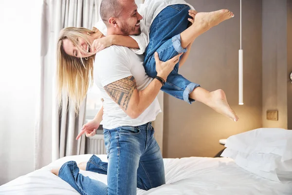 Małżeństwo dobrze się bawiące w sypialni — Zdjęcie stockowe