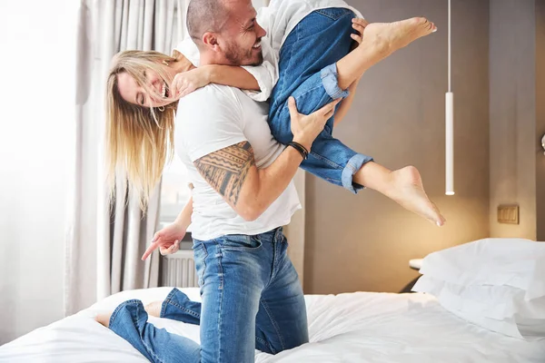 Pareja casada pasando un buen rato en el dormitorio — Foto de Stock