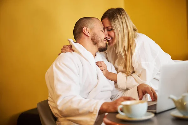 Jong romantisch paar tonen hun genegenheid voor elkaar — Stockfoto