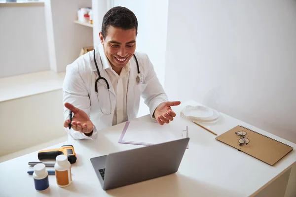 Médecin professionnel en robe blanche regardant à l'écran de l'ordinateur portable moderne du centre de médecine — Photo