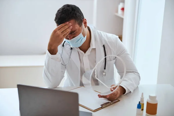 Terapeuta cansado con estetoscopio en hombros después de un largo día duro con pacientes en el centro médico — Foto de Stock