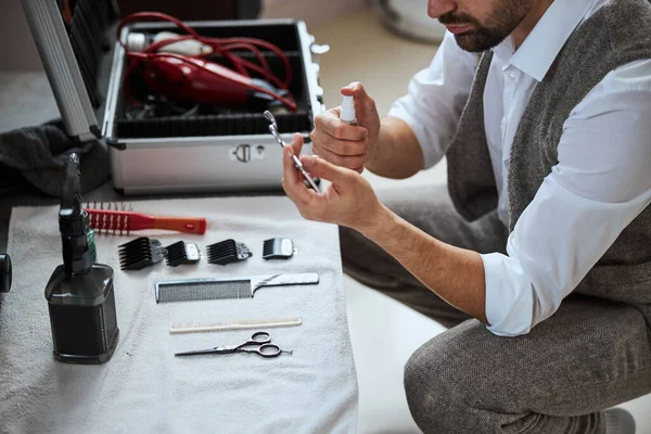 Man kapper schoonmaken speciaal instrument na of voor het kapsel — Stockfoto