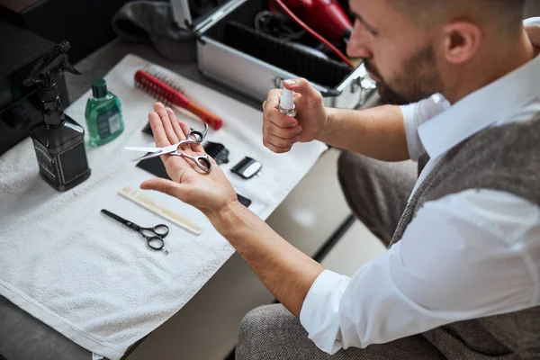 Il barbiere professionista sta disinfettando uno strumento speciale — Foto Stock