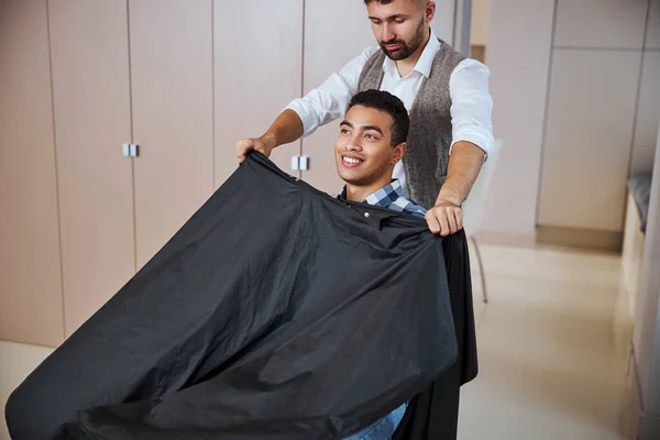 Професійний перукар, що працює з приємним клієнтом у перукарні — стокове фото