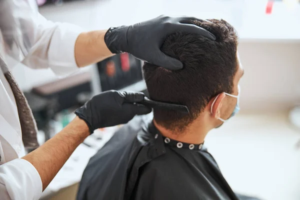 Професійний перукар робить стрижку волосся в перукарні — стокове фото