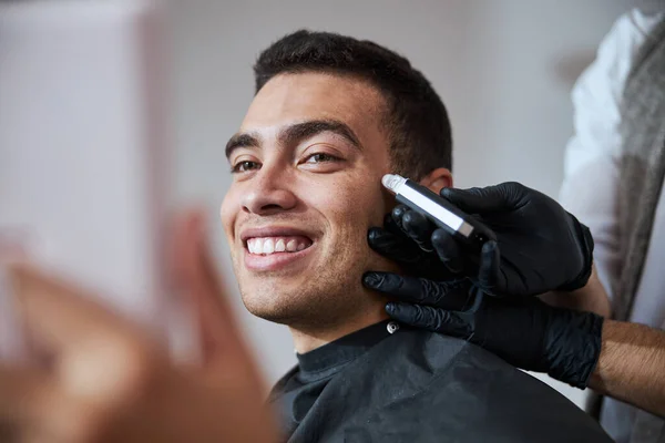 Красивий самовпевнений чоловік з красивою посмішкою отримує перукарню в салоні краси — стокове фото