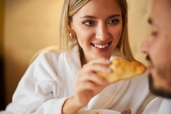 Amantísima esposa compartiendo su croissant con su marido — Foto de Stock