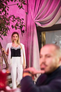 Güzel sakin bayan merdivenden erkek arkadaşına bakıyor.