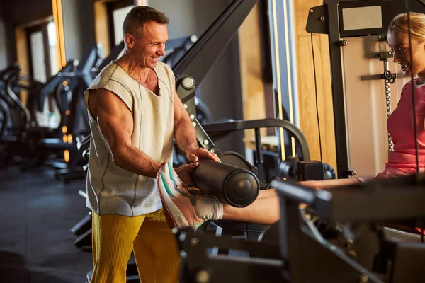 Dostça bir jimnastik insuctor jimnastik aletleri kullanan bayan antrenör.