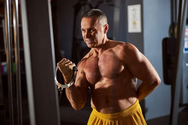 Entusiastisk manlig idrottsman som tränar på sitt vanliga gym — Stockfoto