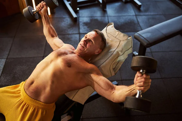 Glad gentleman använder hantlar för sin gym rutin — Stockfoto