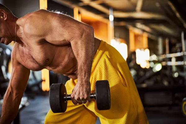 Fitter Bodybuilder macht Armübungen mit Kurzhanteln — Stockfoto