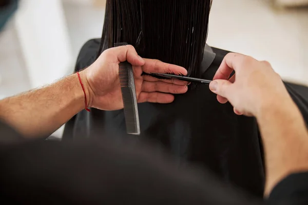 Клиентка, стригущая волосы профессионалом салона — стоковое фото