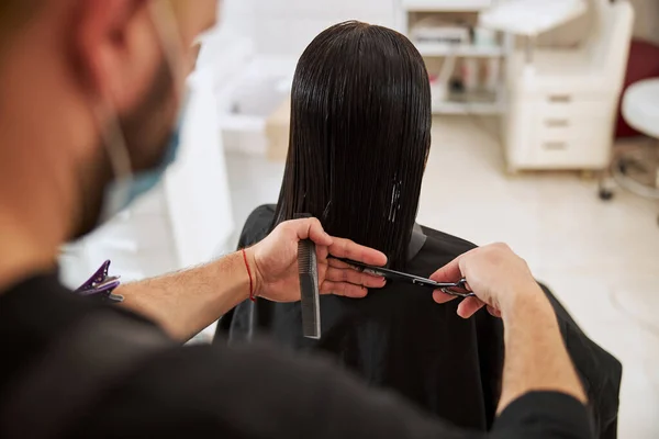 Женщине стригут волосы причёской. — стоковое фото