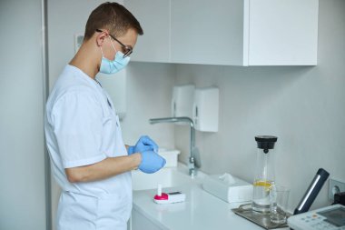 Odaklanmış doktor, spirometri testine hazırlanıyor.