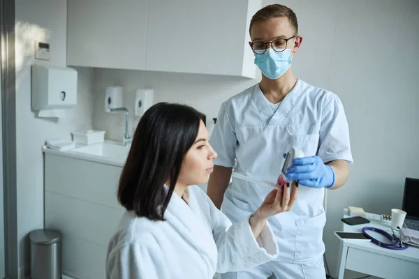 Kobieta wykonująca rutynowy test spirometryczny wspomagany przez lekarza — Zdjęcie stockowe