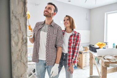 İş aletli bir ressam ve karısı onu arıyor.