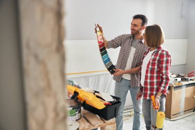 Sağ iç boyayı seçen iki işçi.