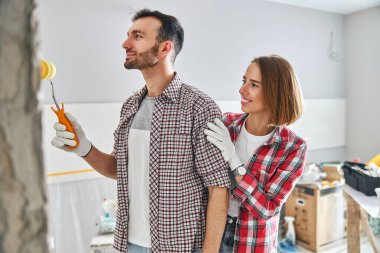 Kocasının çalışmalarına hayran olan mutlu genç bir eş.