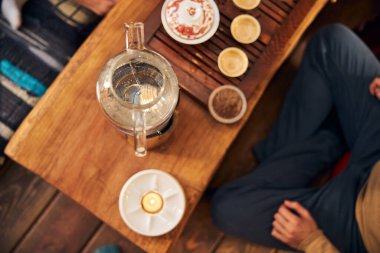 Genç adam rahat bir kafede çay seremonisi yapıyor.